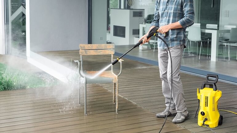 persona lava sedia con idropulitrice