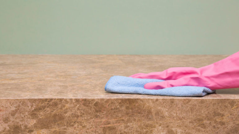 mano che lucida marmo