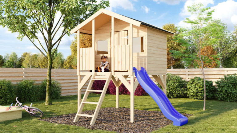 bambina che gioca casetta con scivolo
