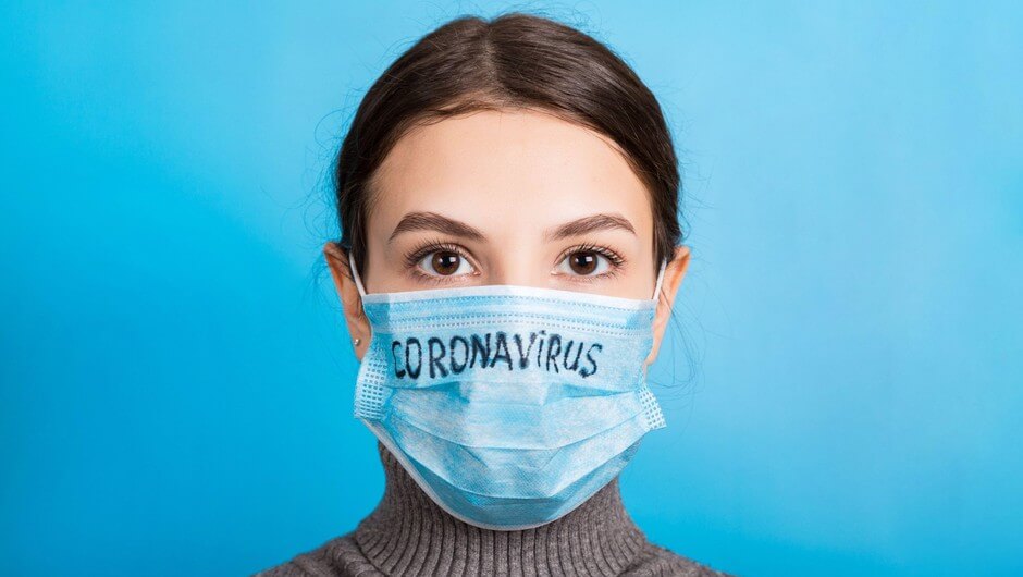 donna con mascherina chirurgca e scritta coronavirus