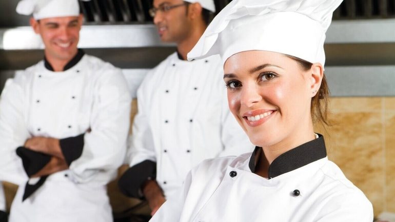 personale con indosso giacca da cuoco