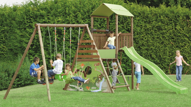 giochi da giardino in legno con bambini che giocano