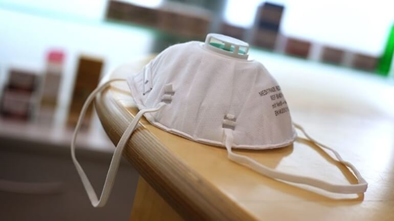 mascherine anti virus con filtro su tavolo