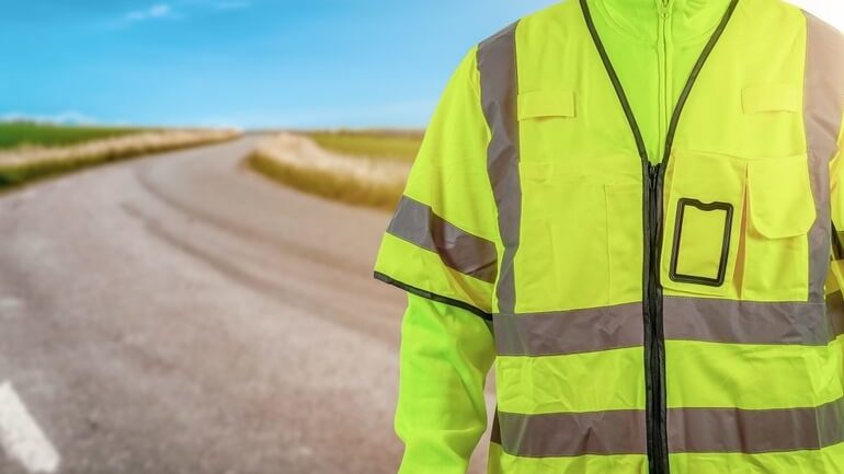 uomo su strada con abbigliamento alta visibilità