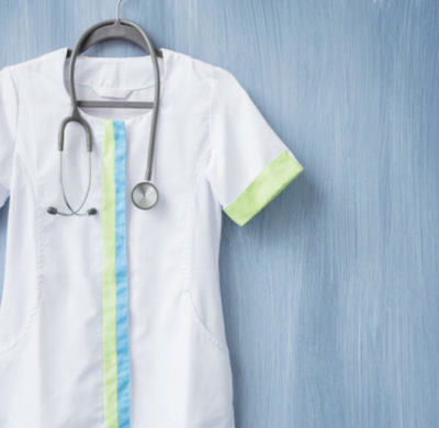 Come deve essere l’abbigliamento sanitario?
