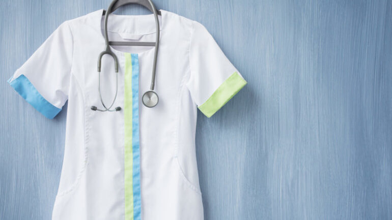 una casacca sanitaria da infermiera