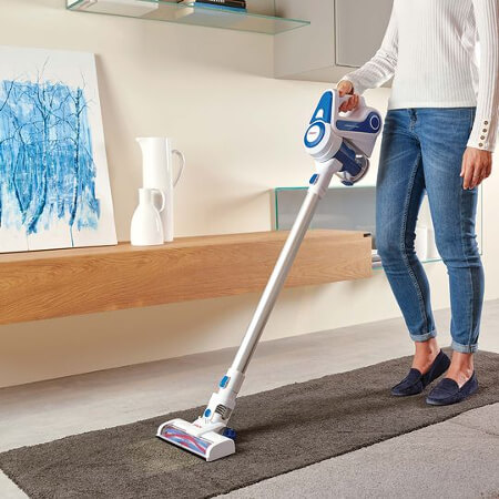donna che passa aspirapolvere senza fili