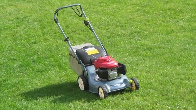 tagliaerba sul prato