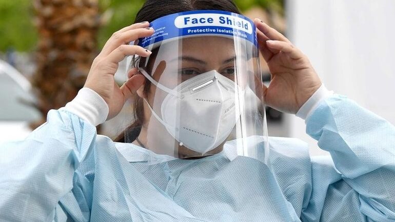 donna con indosso visiera protettiva coronavirus