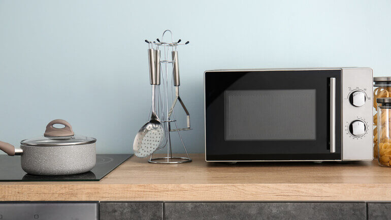 ripiano cucina con forno a microonde