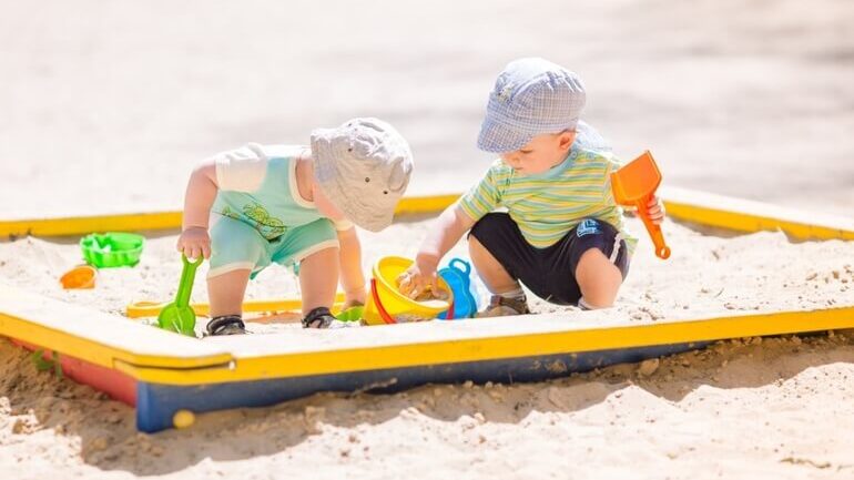 bambini giocano nella sabbiera