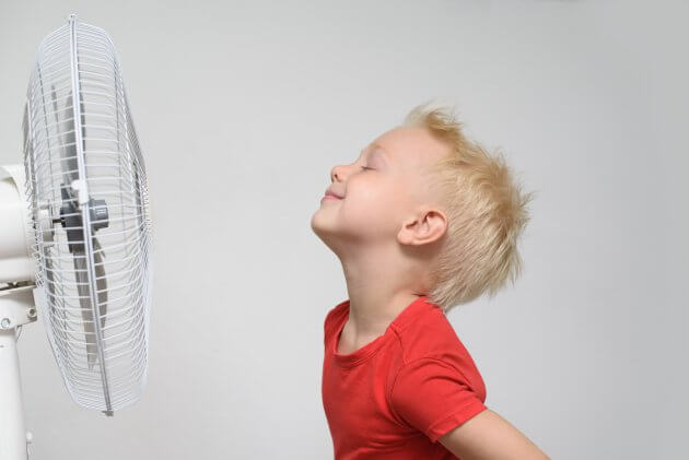 bambino che si rinfresca con ventilatore