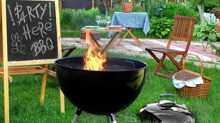 giardino allestito con zona barbecue