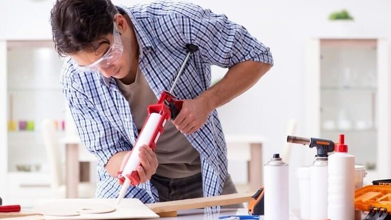 colla di montaggio ragazzo che usa