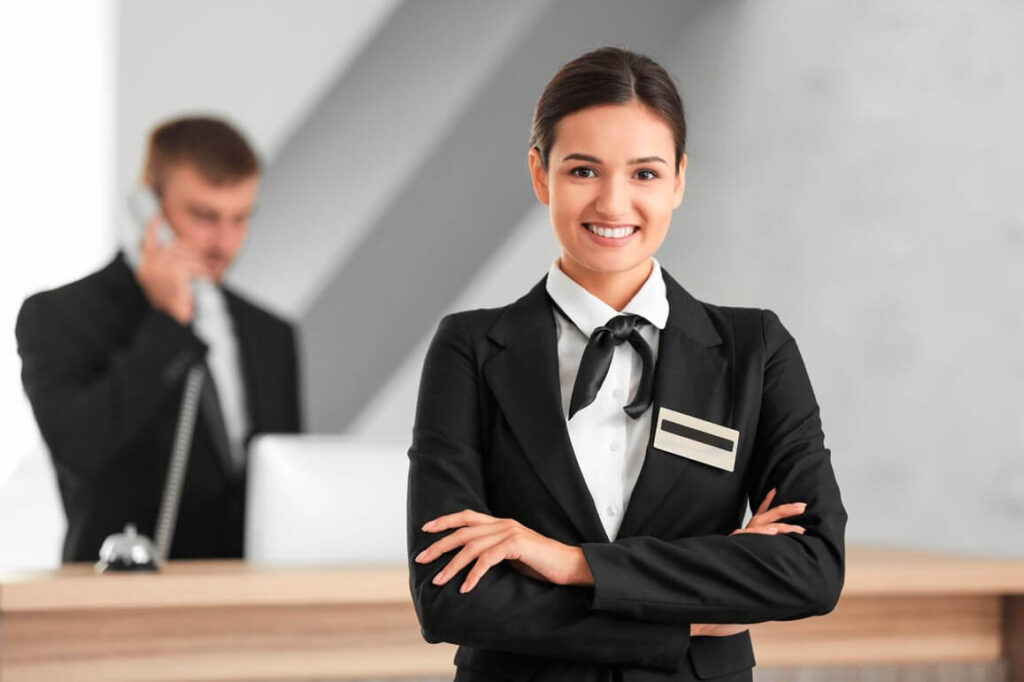 receptionist con divisa formale