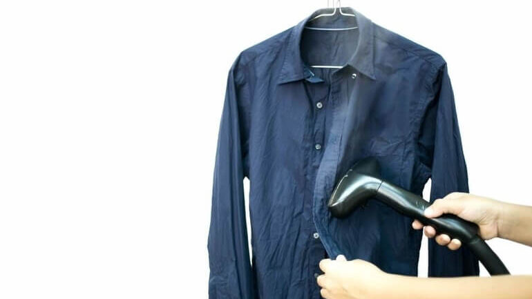 camicia stirata con ferro da stiro verticale a vapore