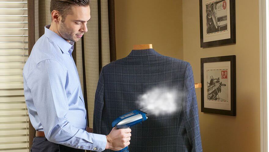 uomo stira giacca con ferro verticale