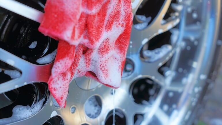 pulizia auto cerchioni