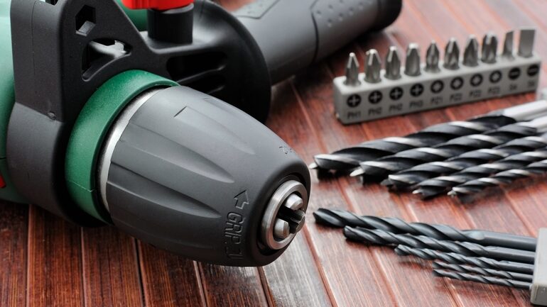 trapano avvitatore e varie punte su tavolo