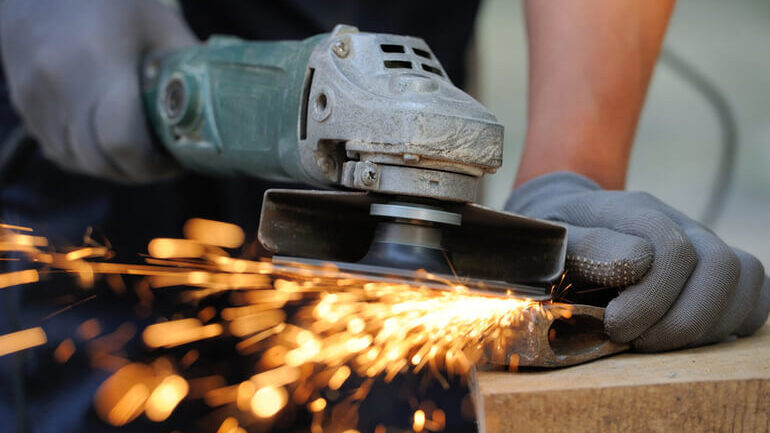 operaio che usa smerigliatrice angolare