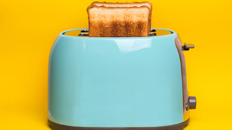 tostapane retro azzurro con due toast