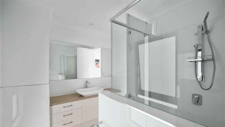 Come pulire vetri doccia?